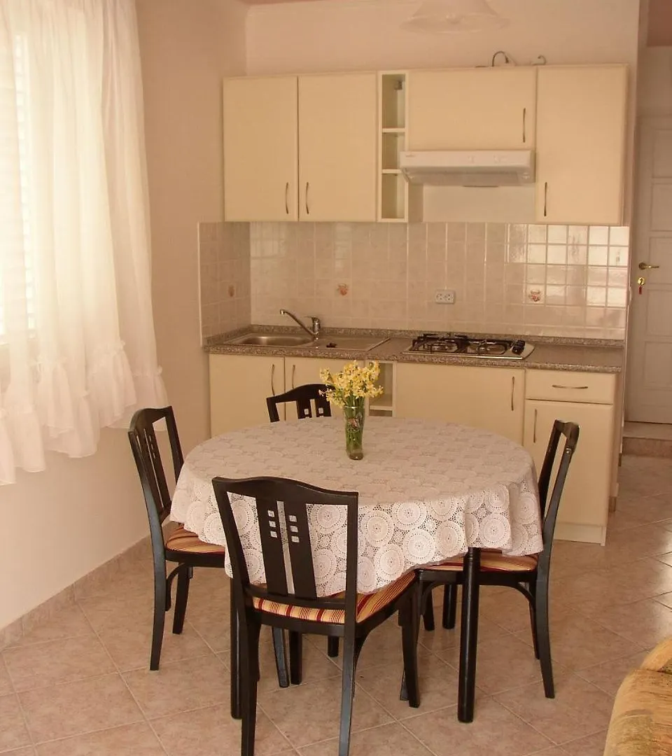 Apartments Luca - With Nice Courtyard Povljana