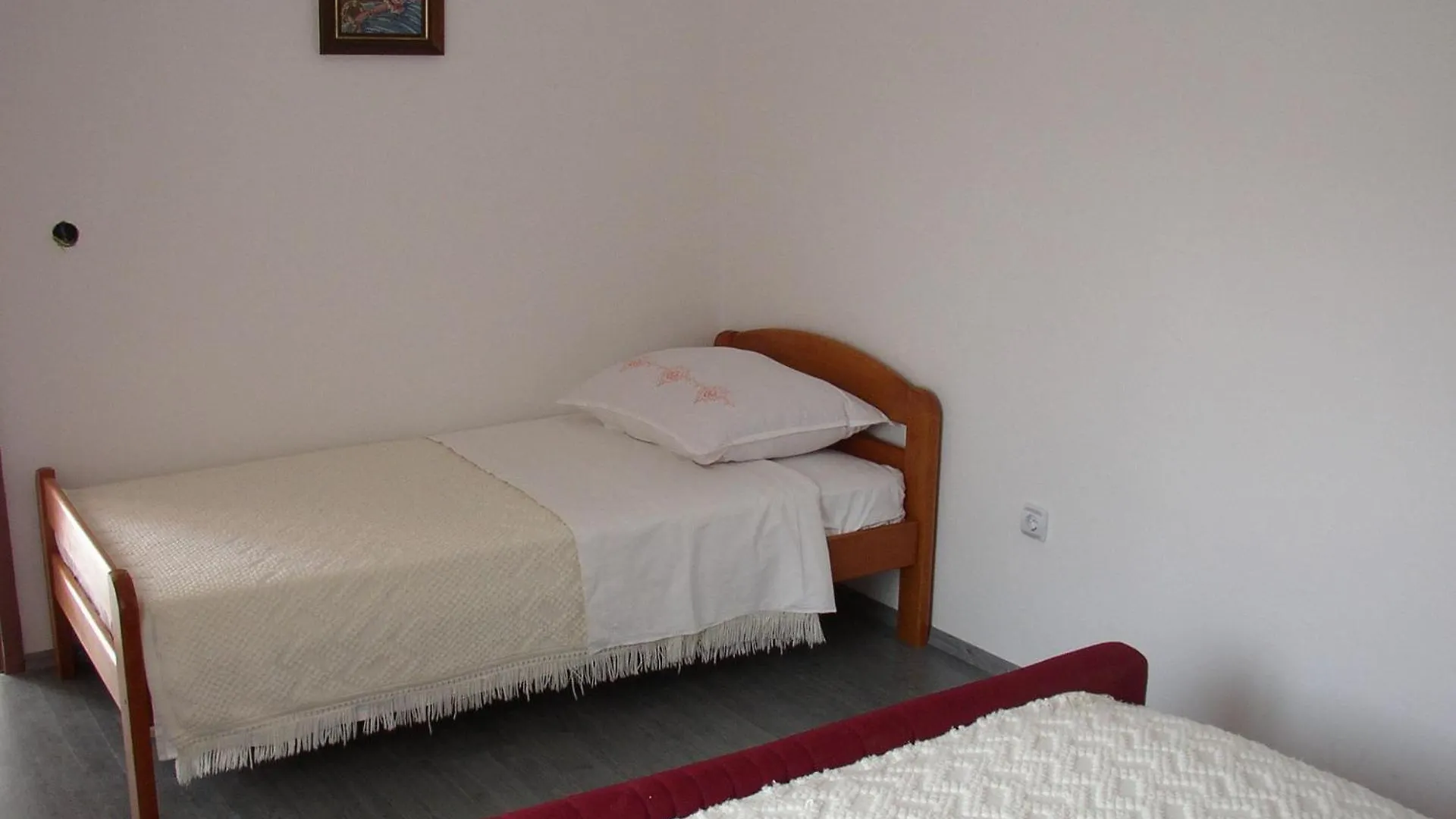 Apartments Luca - With Nice Courtyard Povljana