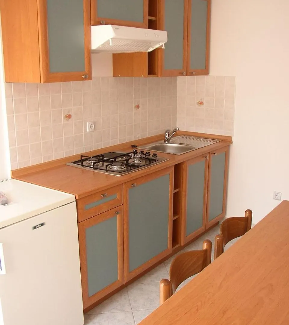 Apartments Luca - With Nice Courtyard Povljana