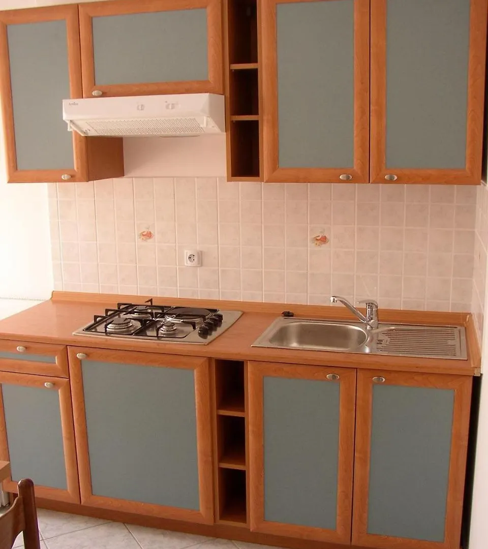 Apartments Luca - With Nice Courtyard Povljana