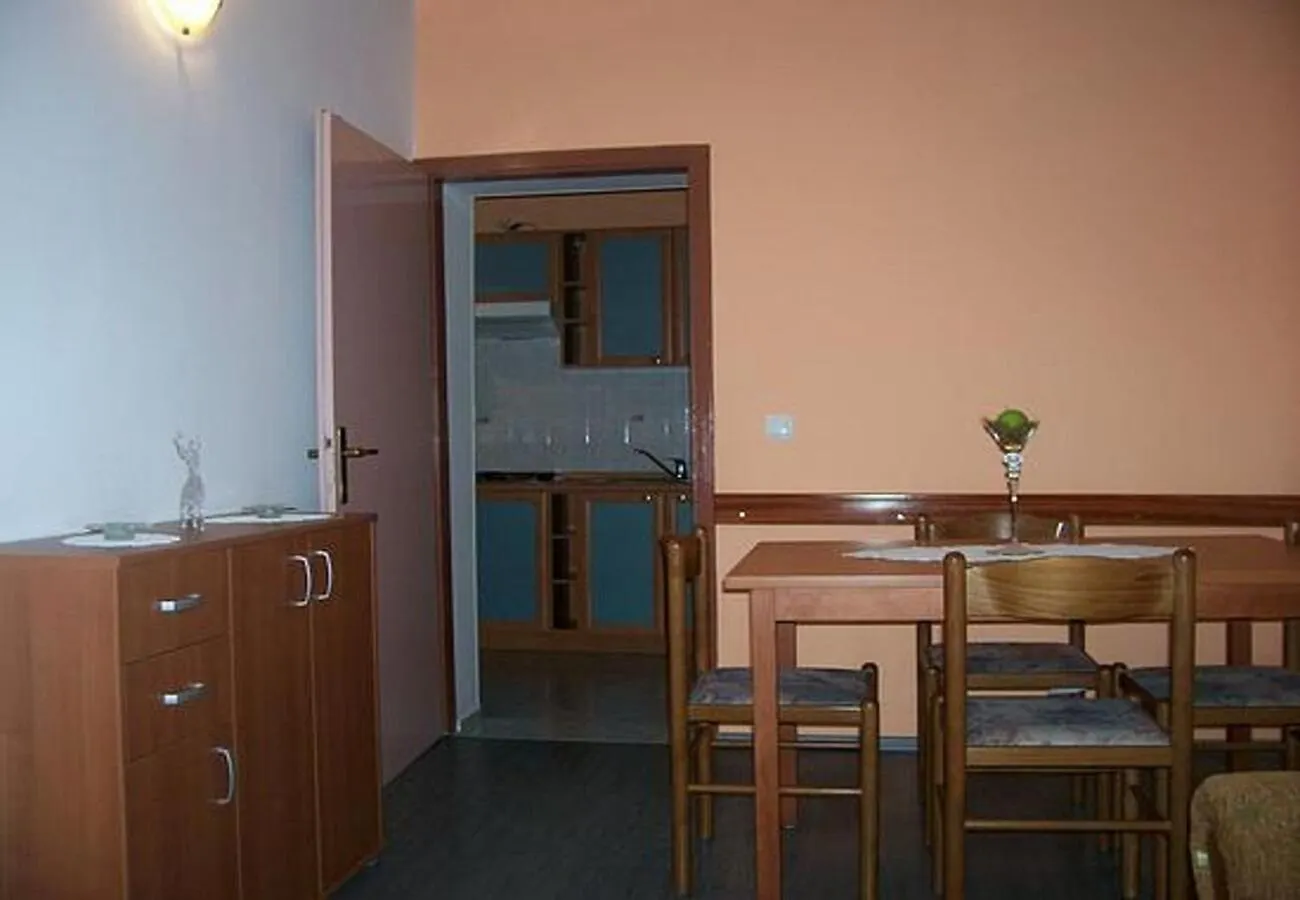 Apartments Luca - With Nice Courtyard Povljana Croatia