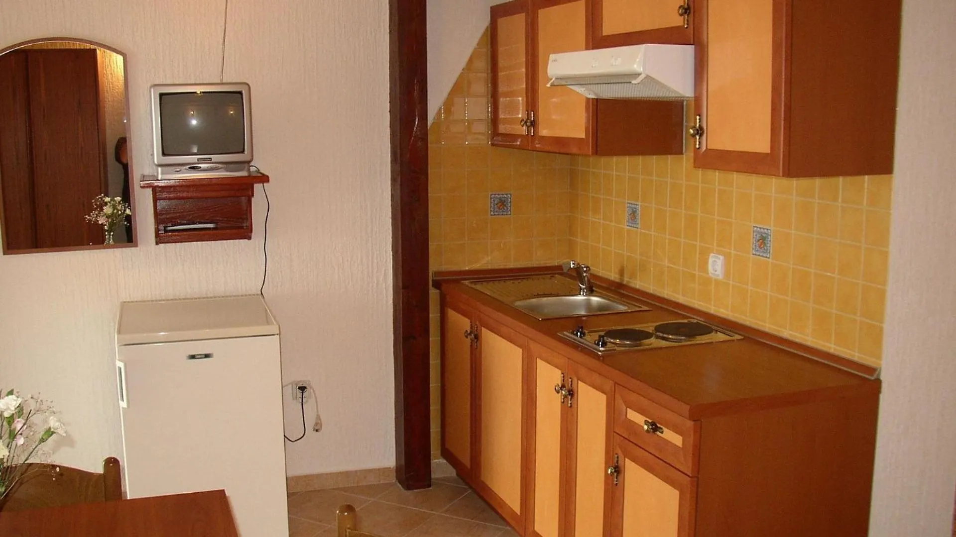 Apartments Luca - With Nice Courtyard Povljana