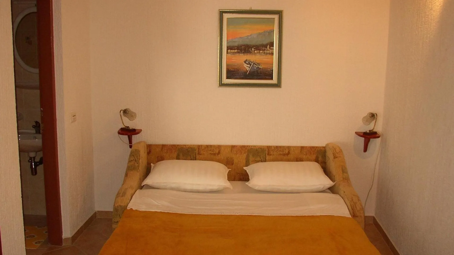 Apartments Luca - With Nice Courtyard Povljana