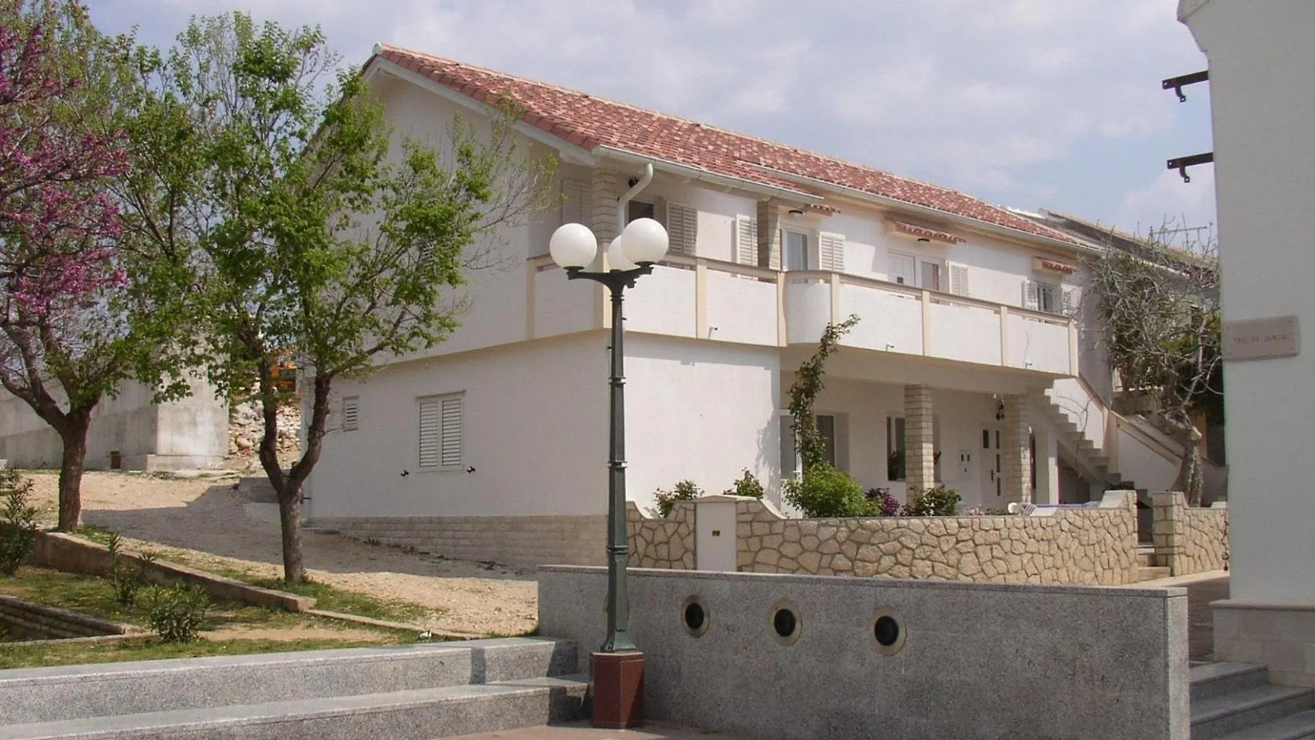 Apartments Luca - With Nice Courtyard Povljana