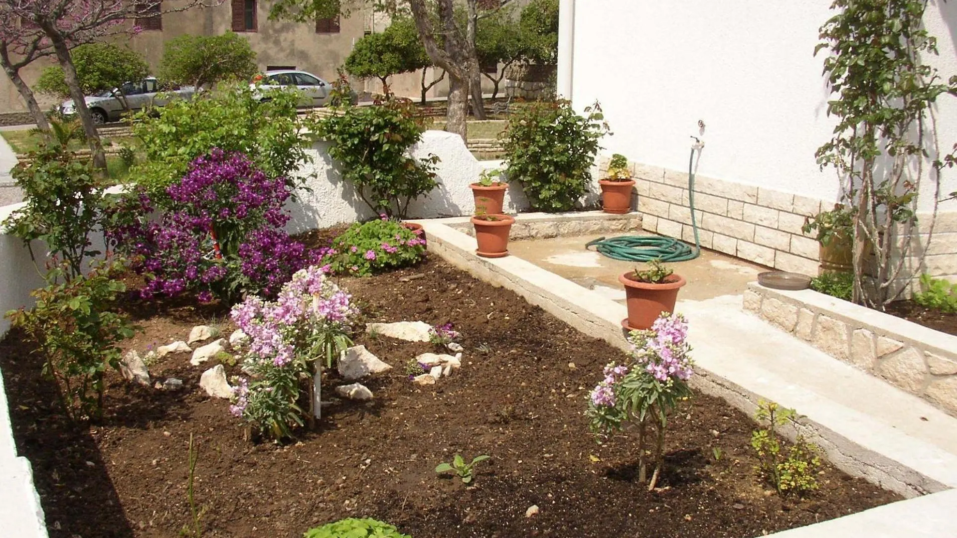 Apartments Luca - With Nice Courtyard Povljana