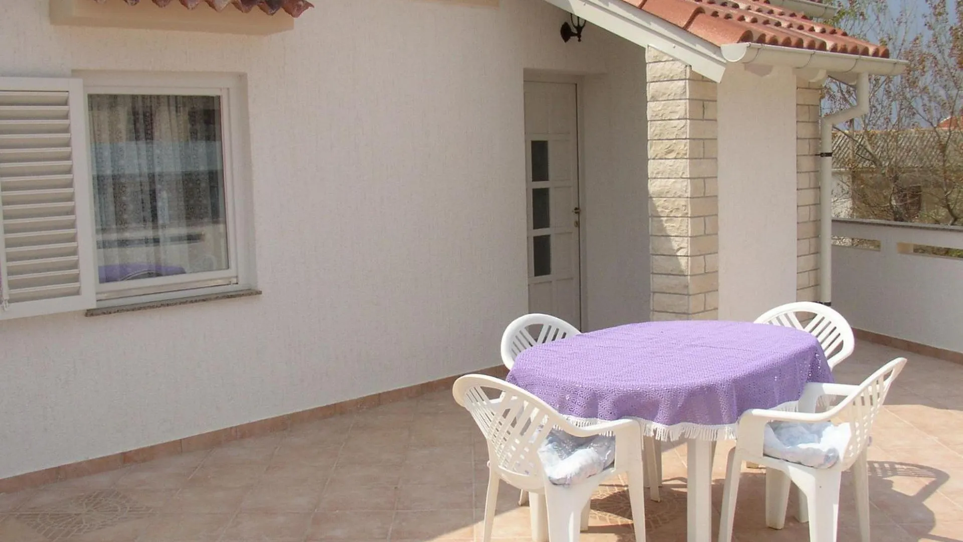 Apartments Luca - With Nice Courtyard Povljana