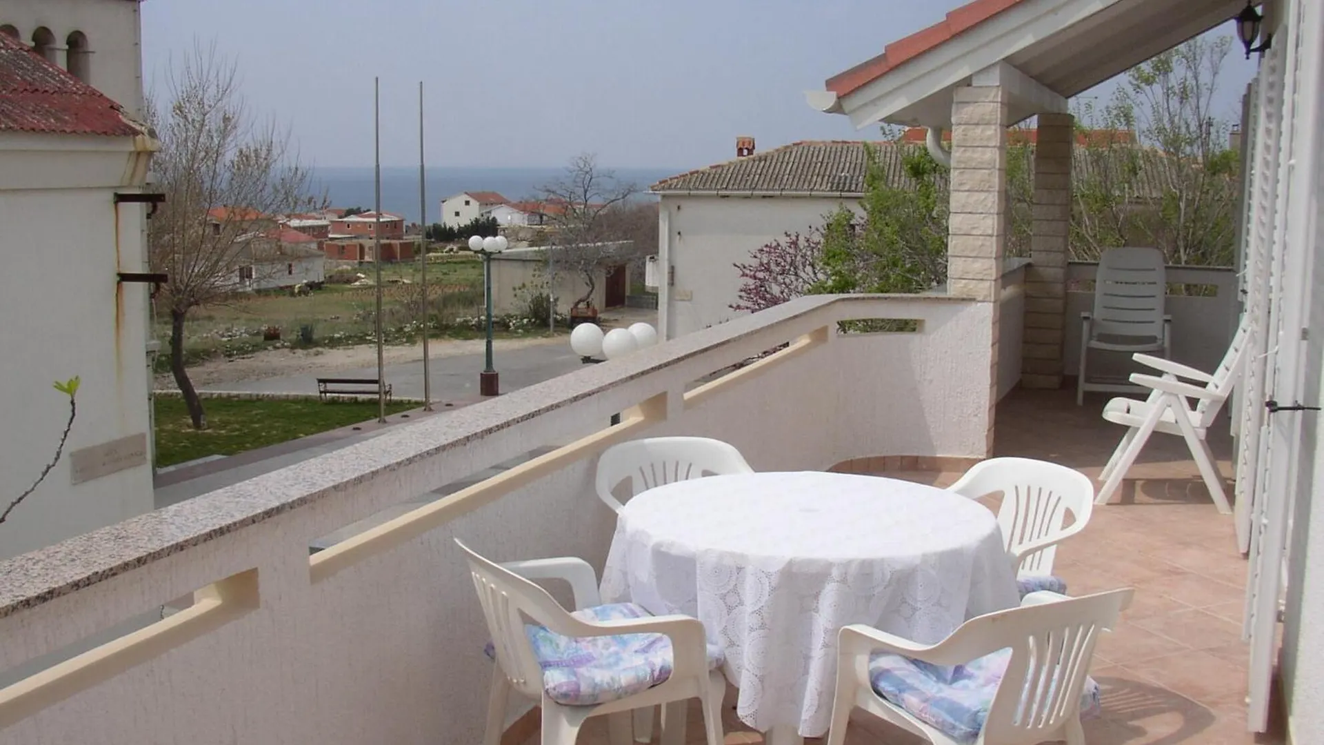 Apartments Luca - With Nice Courtyard Povljana