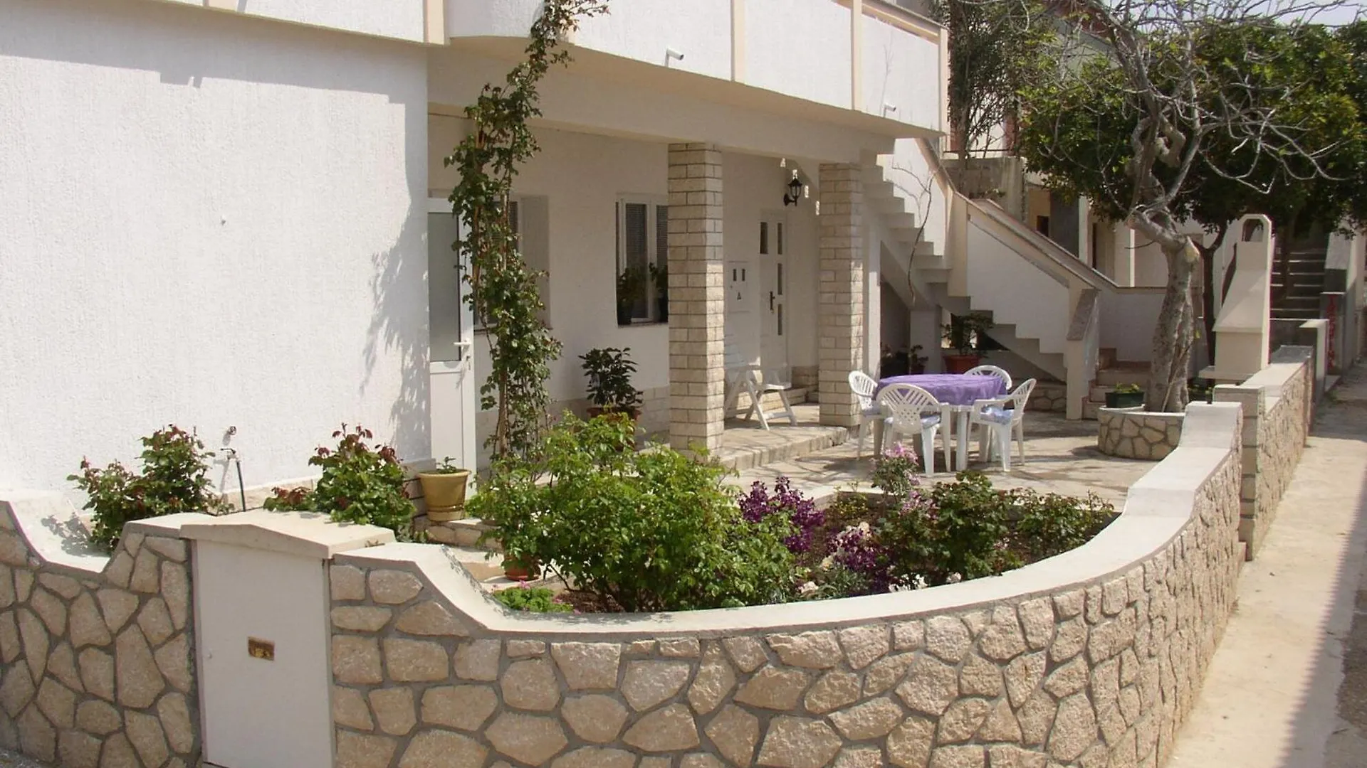 Apartments Luca - With Nice Courtyard Povljana Croatia